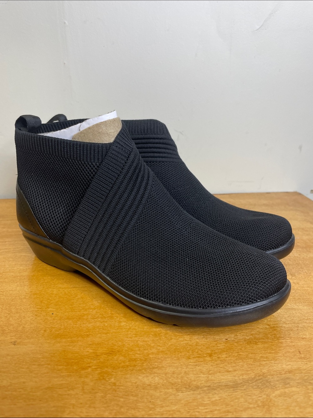 Clarks Sashlyn Mid Black Knit Slip-On Ankle Booties with Ribbed Wrap. Size 9